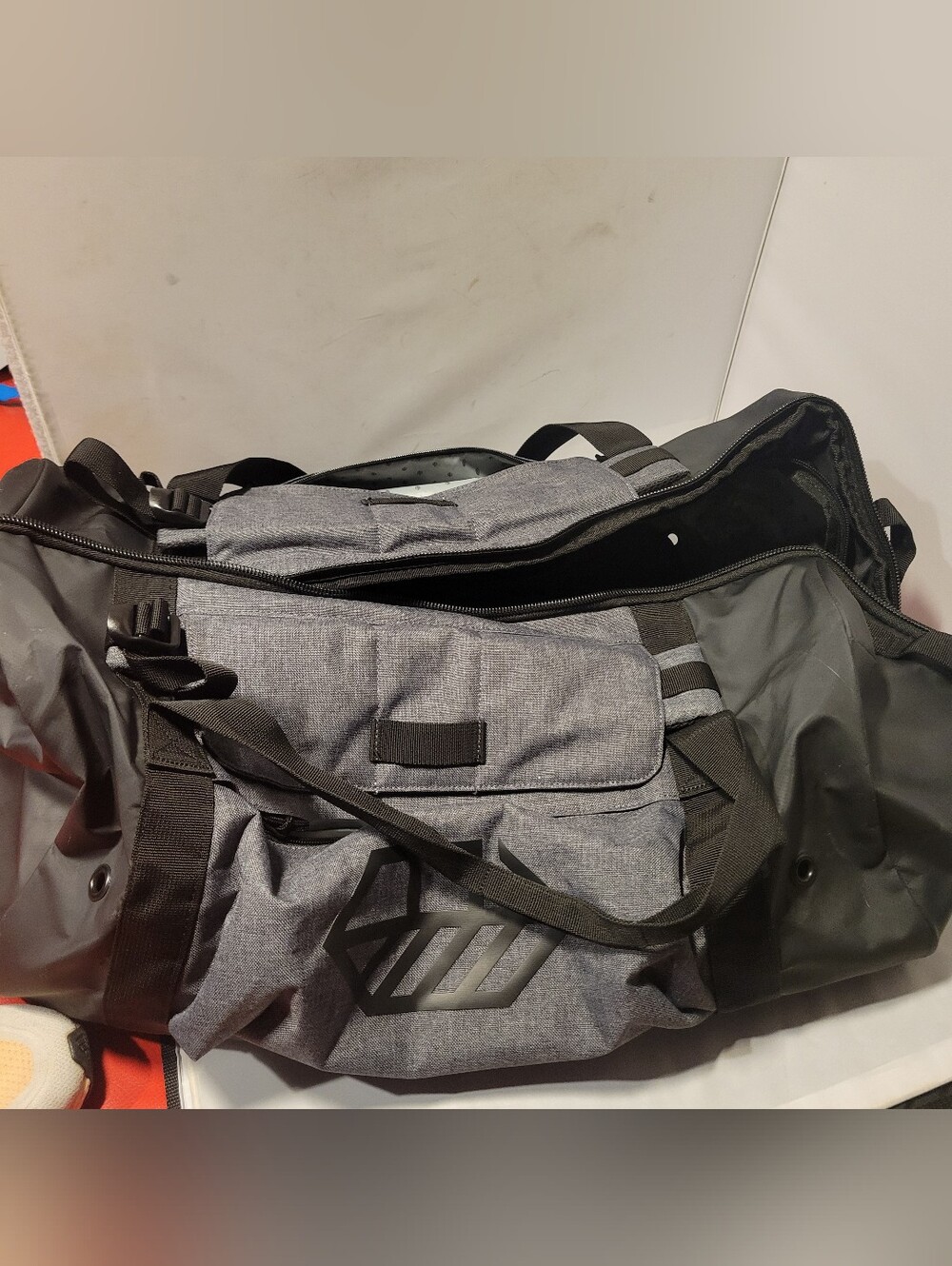 Gray Men's Duffel Bag - Versatile Travel & Gym Carry